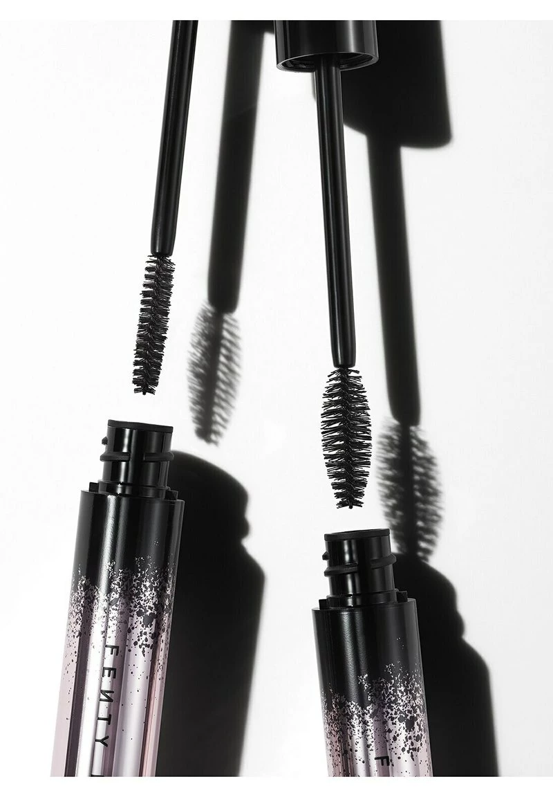 Fenty Beauty - Damen FULL FRONTAL - VOLUME, LIFT & CURL MASCARA - Mascara - Cuz I'm Black - True Black 5 Fenty Beauty - Damen FULL FRONTAL - VOLUME, LIFT & CURL MASCARA - Mascara - Cuz I'm Black - True Black – Bild 3